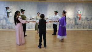 Bransle de l’Official, “Toss-a-Wench”, or “Toss the Duchess” with Robin Hood